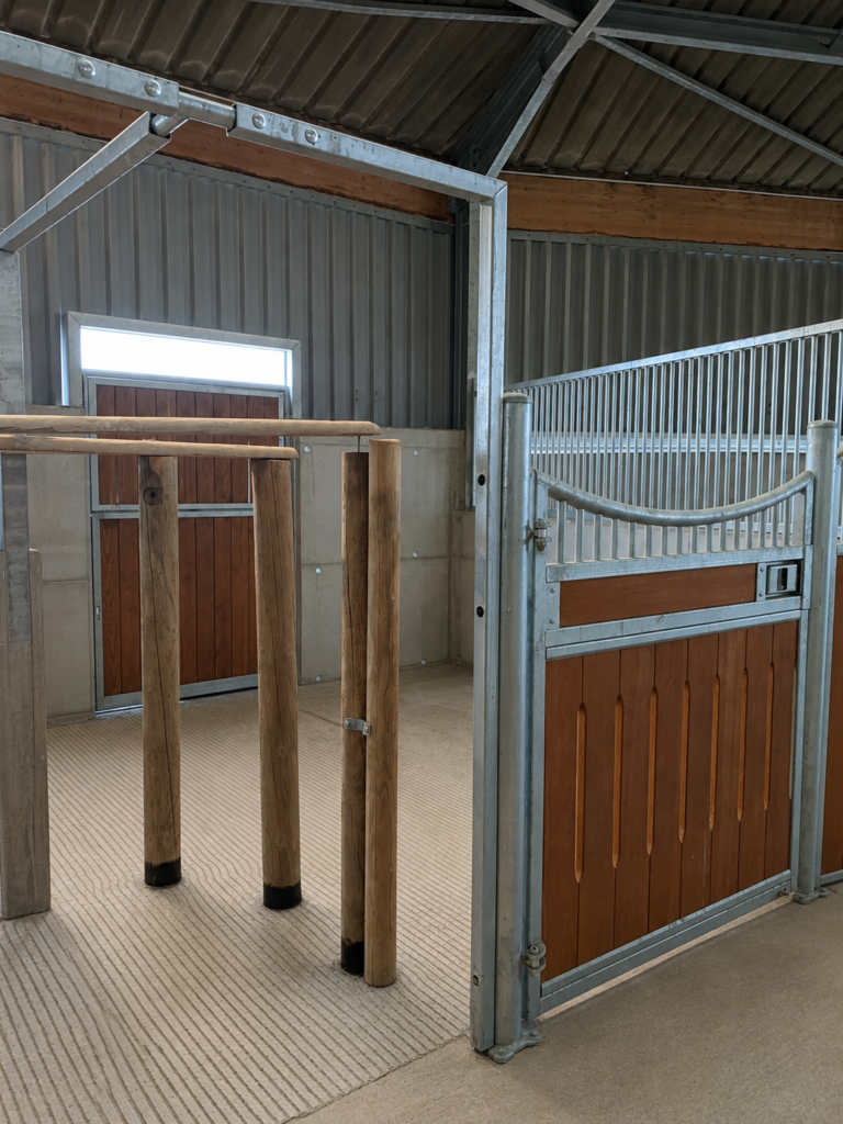 Box individuel de 14 m² des Écuries d'Eurofarm à Confrançon, équipé pour accueillir les chevaux en pension.