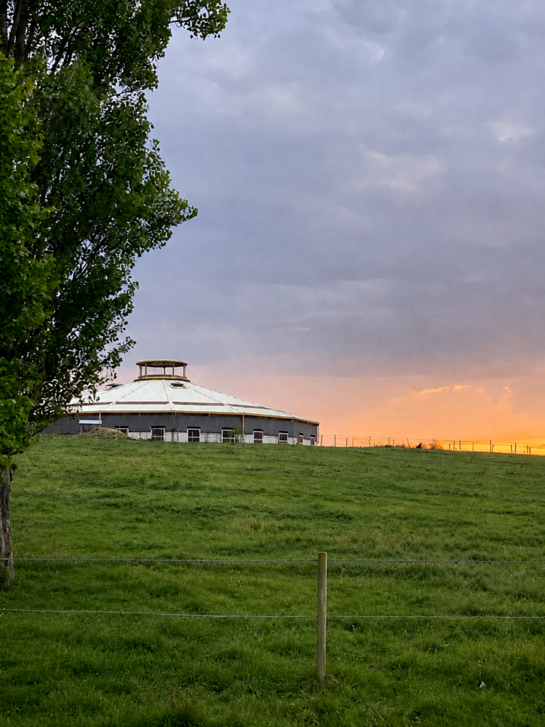Vue du domaine des Écuries d'Eurofarm à Confrançon dans l'Ain avec les pâtures et le bâtiment principal de la pension pour chevaux.