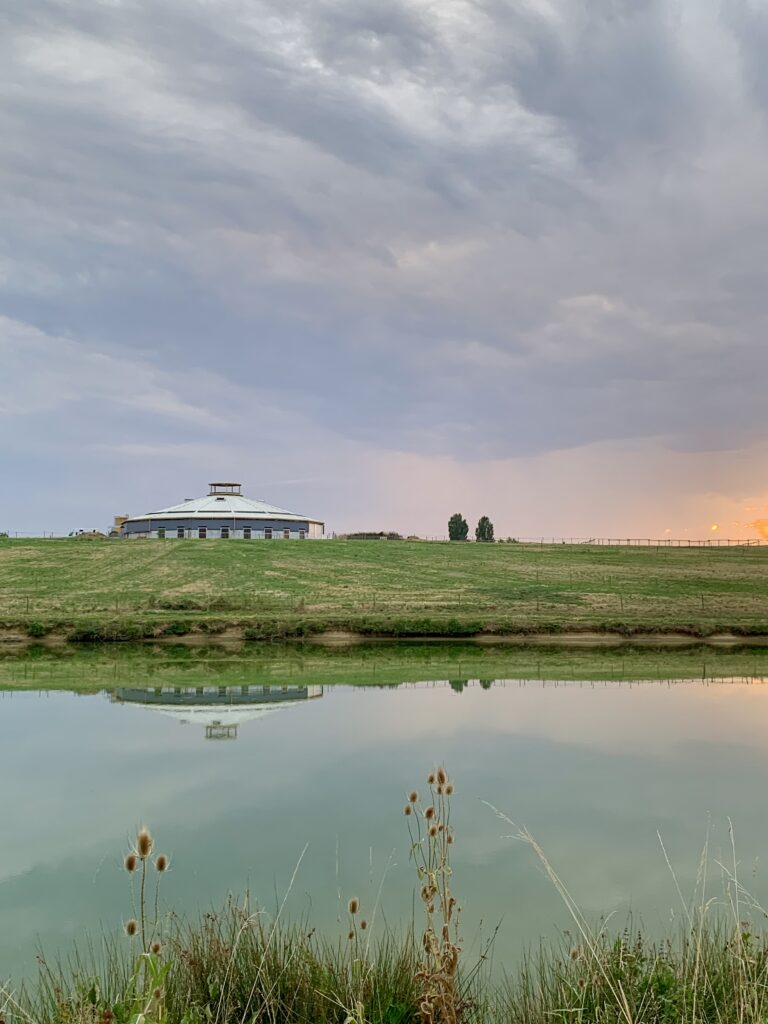 Plan d'eau et bâtiment principal des Écuries d'Eurofarm à Confrançon, dans un environnement calme entre Bourg-en-Bresse et Mâcon.