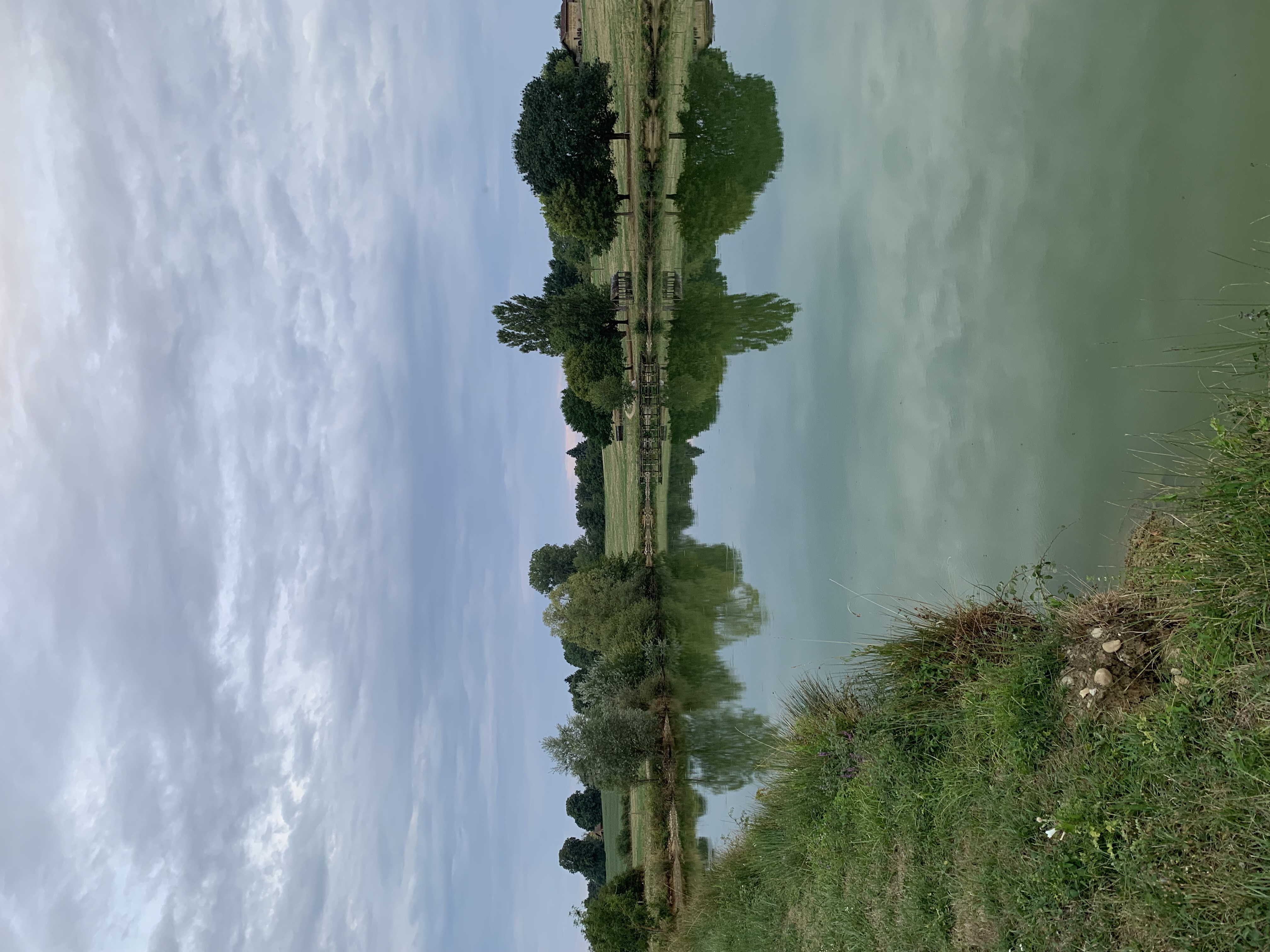 Plan d'eau des Écuries d'Eurofarm à Confrançon offrant un cadre naturel propice aux promenades à cheval.